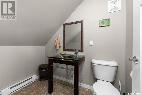 645 Hochelaga Street W, Moose Jaw, SK - Indoor Photo Showing Bathroom