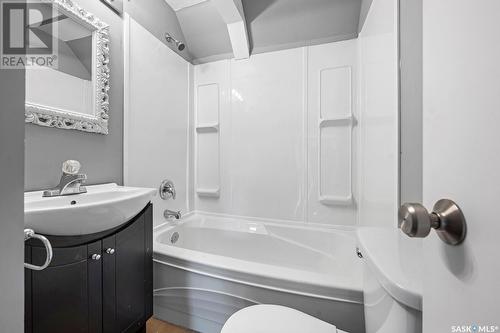 2201 Toronto Street, Regina, SK - Indoor Photo Showing Bathroom