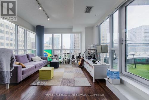 520 - 98 Lillian Street, Toronto, ON - Indoor Photo Showing Living Room