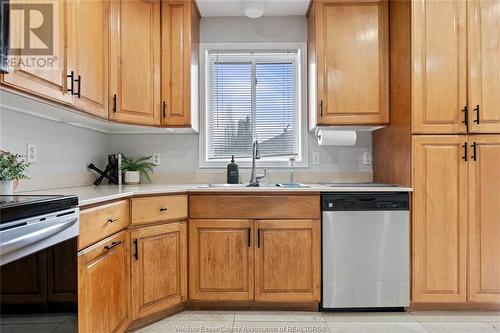 2211 California Avenue, Windsor, ON - Indoor Photo Showing Kitchen