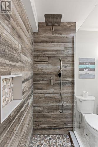 2211 California Avenue, Windsor, ON - Indoor Photo Showing Bathroom