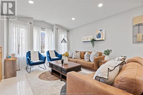 2211 California Avenue, Windsor, ON - Indoor Photo Showing Living Room