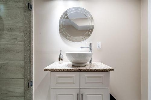 71 Oakhaven Place, Ancaster, ON - Indoor Photo Showing Bathroom