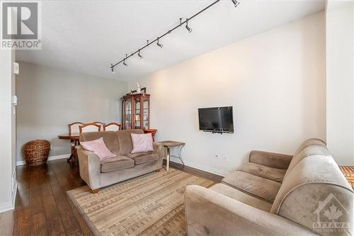 419 Haresfield Court, Ottawa, ON - Indoor Photo Showing Living Room