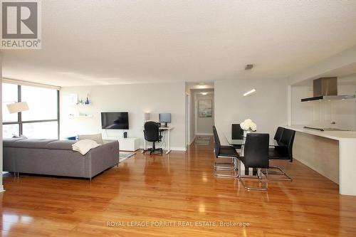 #2108 -131 Torresdale Ave, Toronto, ON - Indoor Photo Showing Living Room
