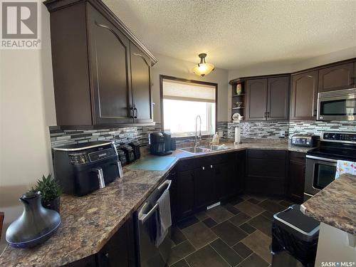 Sw 23-29-23 W3Rd Parcel B Plan 102073250, Kindersley Rm No. 290, SK - Indoor Photo Showing Kitchen With Double Sink