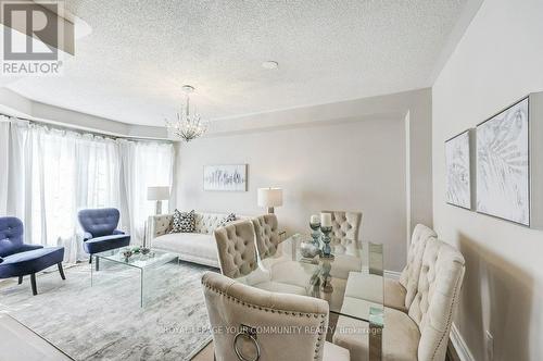 156 Flagstone Way, Newmarket, ON - Indoor Photo Showing Living Room
