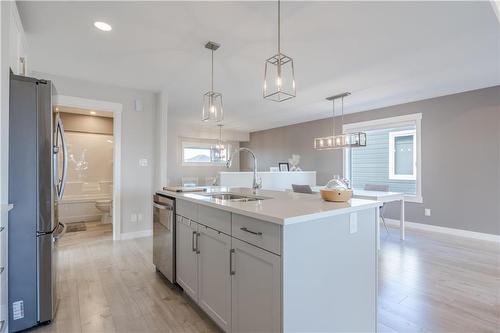 24 Aberdeen Drive, Niverville, MB - Indoor Photo Showing Kitchen