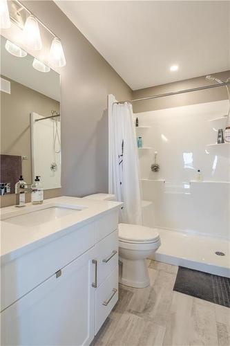 24 Aberdeen Drive, Niverville, MB - Indoor Photo Showing Bathroom