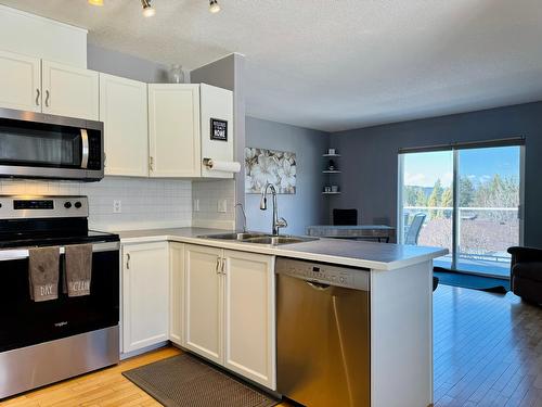 1300 20Th Street S, Cranbrook, BC - Indoor Photo Showing Kitchen With Double Sink