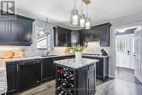 17 Trails End, Collingwood, ON - Indoor Photo Showing Kitchen With Upgraded Kitchen