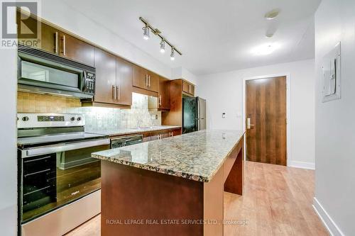 #610 -20 Blue Jays Way, Toronto, ON - Indoor Photo Showing Kitchen With Upgraded Kitchen