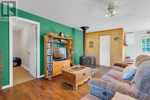 1013 Turner Way S, Central Frontenac, ON - Indoor Photo Showing Living Room