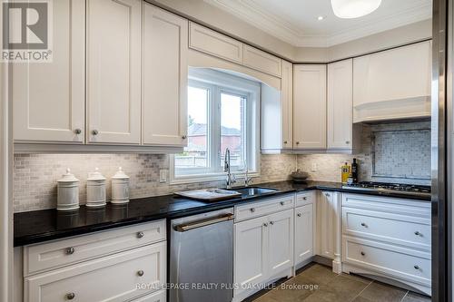 436 Doverwood Dr, Oakville, ON - Indoor Photo Showing Kitchen With Upgraded Kitchen
