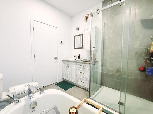 Salle de bains - 1 Rue Nycole, Saint-Bernard-De-Lacolle, QC - Indoor Photo Showing Bathroom