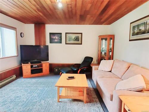 320 Leighton Way, Tofino, BC - Indoor Photo Showing Living Room