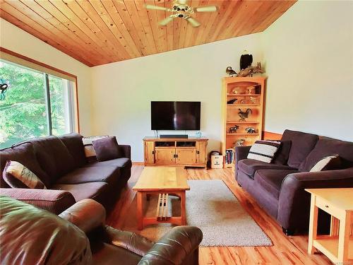 320 Leighton Way, Tofino, BC - Indoor Photo Showing Living Room