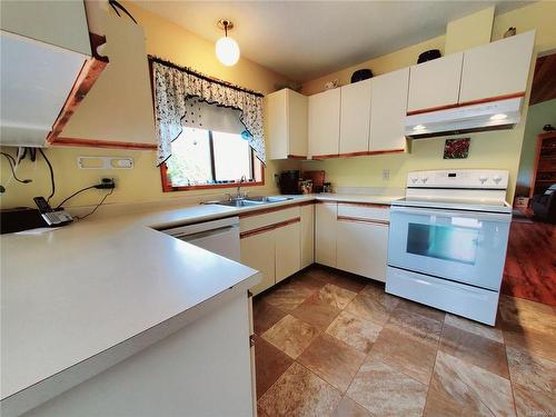 320 Leighton Way, Tofino, BC - Indoor Photo Showing Kitchen