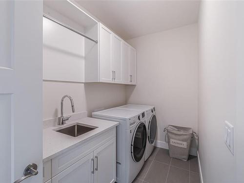 191 Golden Oaks Cres, Nanaimo, BC - Indoor Photo Showing Laundry Room