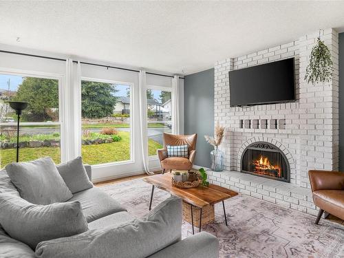 1129 Stillin Dr, Ladysmith, BC - Indoor Photo Showing Living Room With Fireplace