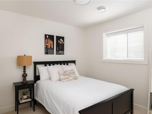 2841 Dewdney Ave, Oak Bay, BC - Indoor Photo Showing Bedroom