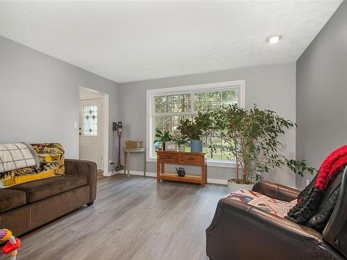 3835 James Cres, Black Creek, BC - Indoor Photo Showing Living Room