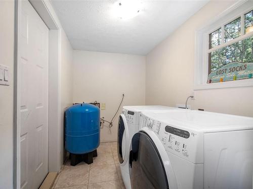 3835 James Cres, Black Creek, BC - Indoor Photo Showing Laundry Room