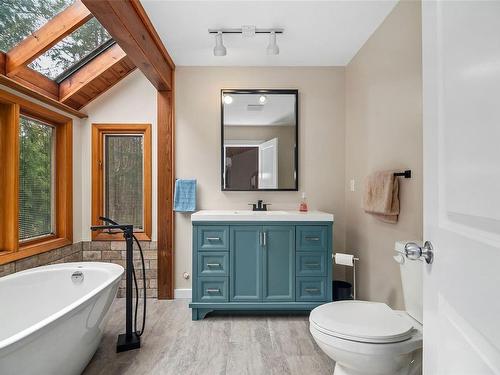 3835 James Cres, Black Creek, BC - Indoor Photo Showing Bathroom