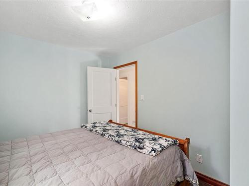 3835 James Cres, Black Creek, BC - Indoor Photo Showing Bedroom