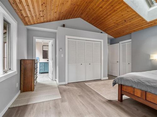 3835 James Cres, Black Creek, BC - Indoor Photo Showing Bedroom