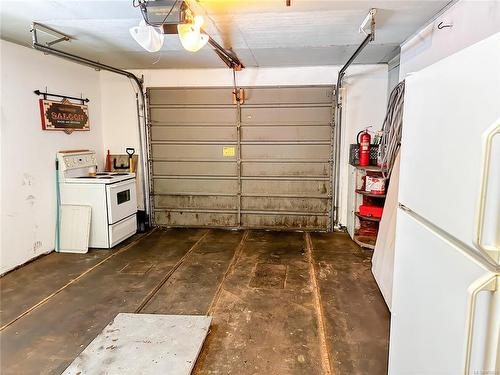 5018 Montrose St, Port Alberni, BC - Indoor Photo Showing Garage