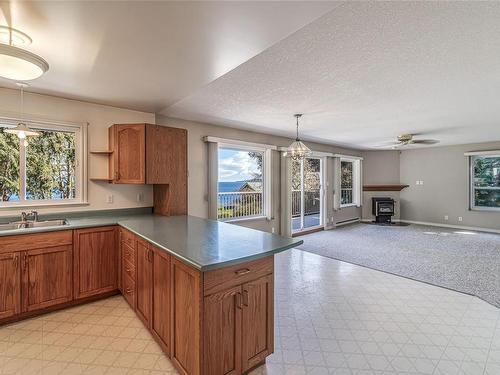 3512 Stephenson Point Rd, Nanaimo, BC - Indoor Photo Showing Kitchen With Double Sink