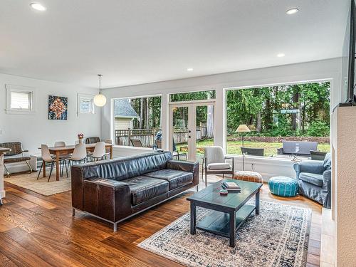, BC - Indoor Photo Showing Living Room