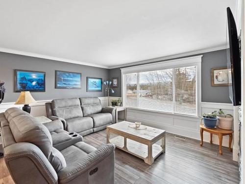 111 Ponderosa Ave, Logan Lake, BC - Indoor Photo Showing Living Room