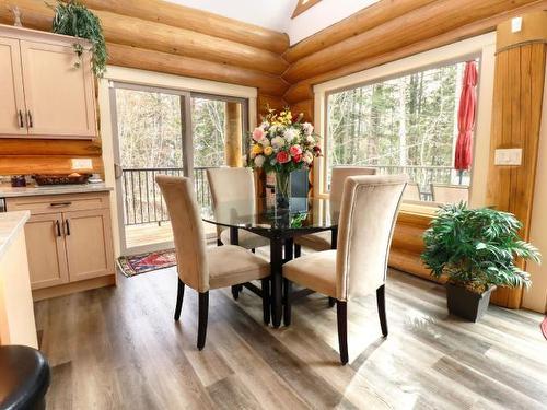 2589 Airstrip Road, North Shuswap, BC - Indoor Photo Showing Dining Room