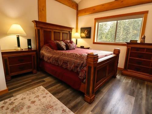 2589 Airstrip Road, North Shuswap, BC - Indoor Photo Showing Bedroom