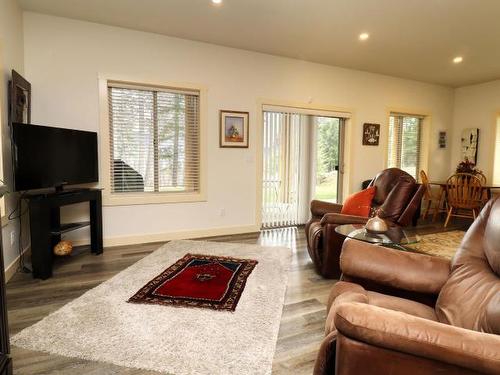 2589 Airstrip Road, North Shuswap, BC - Indoor Photo Showing Living Room