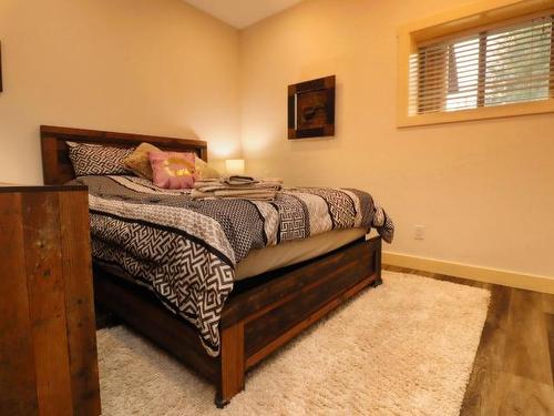 2589 Airstrip Road, North Shuswap, BC - Indoor Photo Showing Bedroom