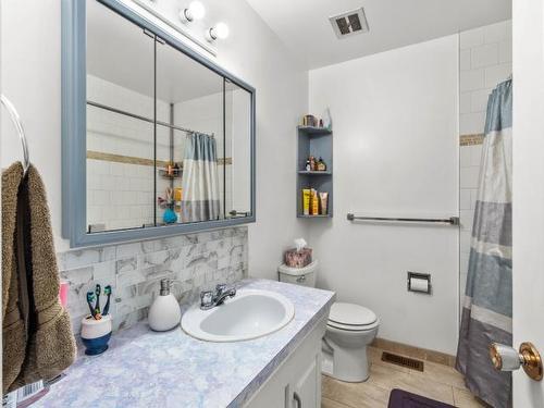 2755 Joyce Ave, Kamloops, BC - Indoor Photo Showing Bathroom