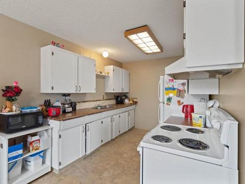 2755 Joyce Ave, Kamloops, BC - Indoor Photo Showing Kitchen With Double Sink