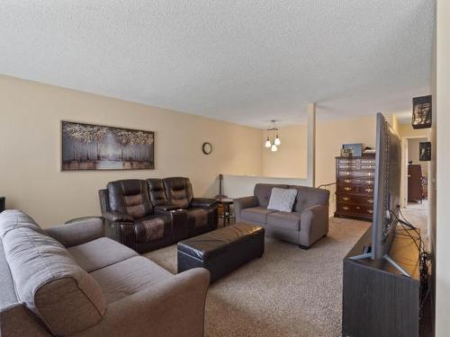 2755 Joyce Ave, Kamloops, BC - Indoor Photo Showing Living Room