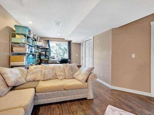 13-1855 Hillside Drive, Kamloops, BC - Indoor Photo Showing Living Room
