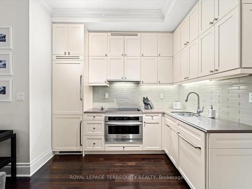 332-22 Leader Lane, Toronto, ON - Indoor Photo Showing Kitchen With Upgraded Kitchen