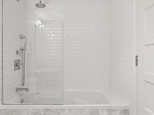 332-22 Leader Lane, Toronto, ON - Indoor Photo Showing Bathroom