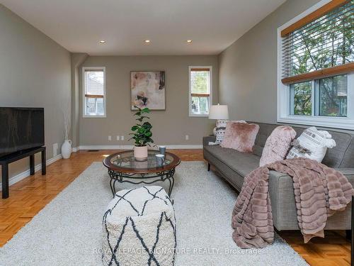 20 Redwing Pl, Toronto, ON - Indoor Photo Showing Living Room