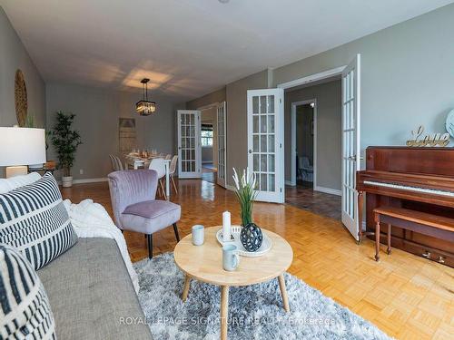 20 Redwing Pl, Toronto, ON - Indoor Photo Showing Living Room