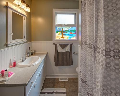 2105 25 Avenue, Vernon, BC - Indoor Photo Showing Bathroom
