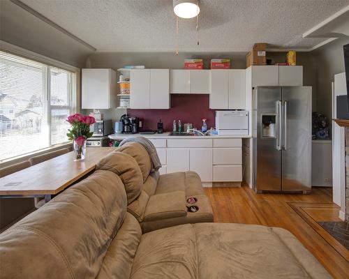 2105 25 Avenue, Vernon, BC - Indoor Photo Showing Kitchen