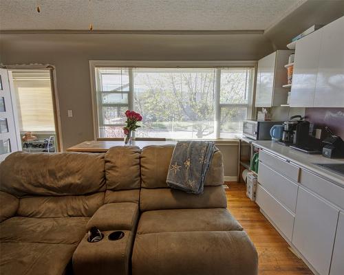 2105 25 Avenue, Vernon, BC - Indoor Photo Showing Living Room