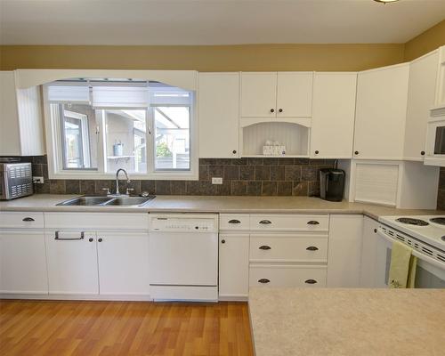 2105 25 Avenue, Vernon, BC - Indoor Photo Showing Kitchen With Double Sink